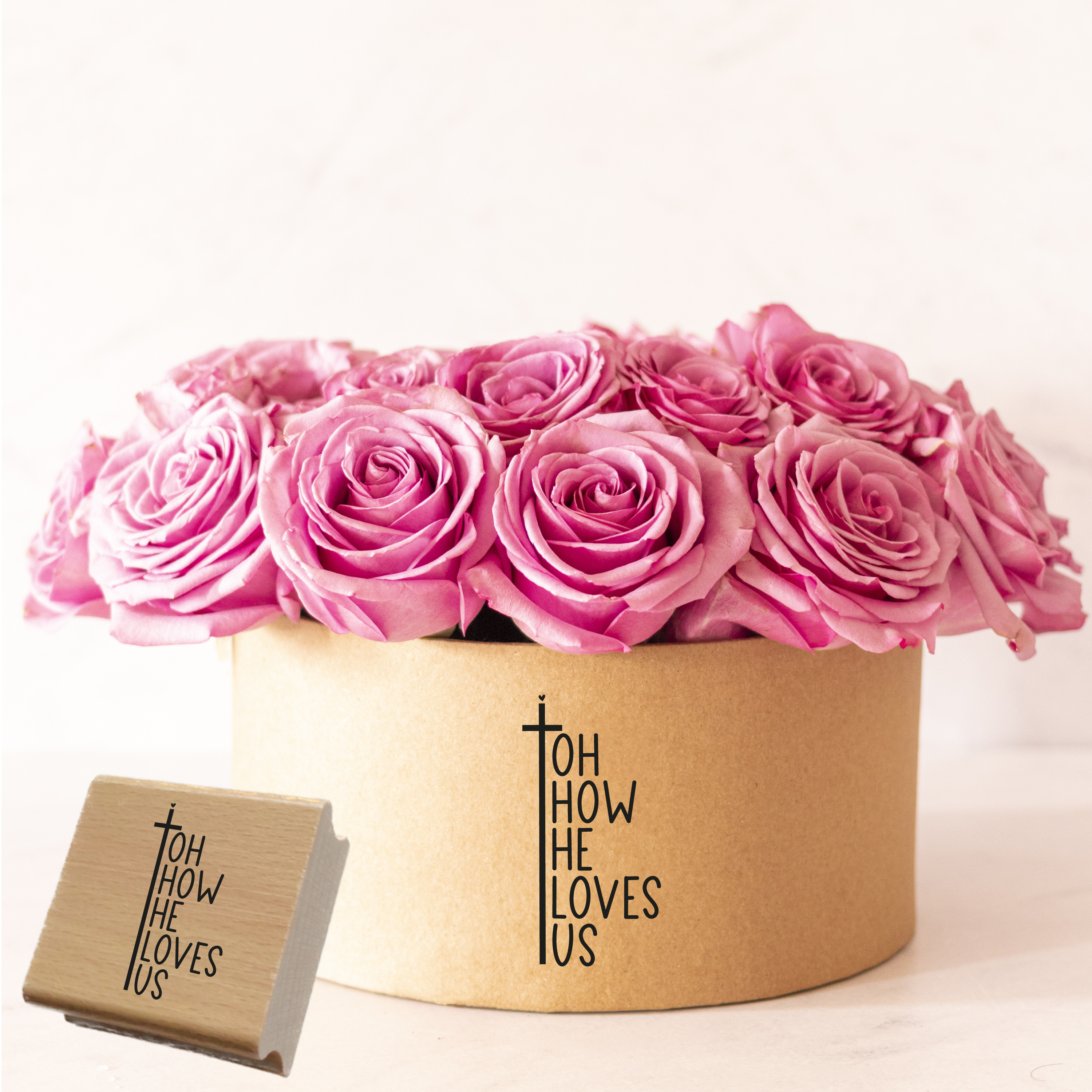 Christlicher Stempel „Oh how He loves us“ – Bibelvers Stempel mit Kreuz & Herz | Glaube & Liebe