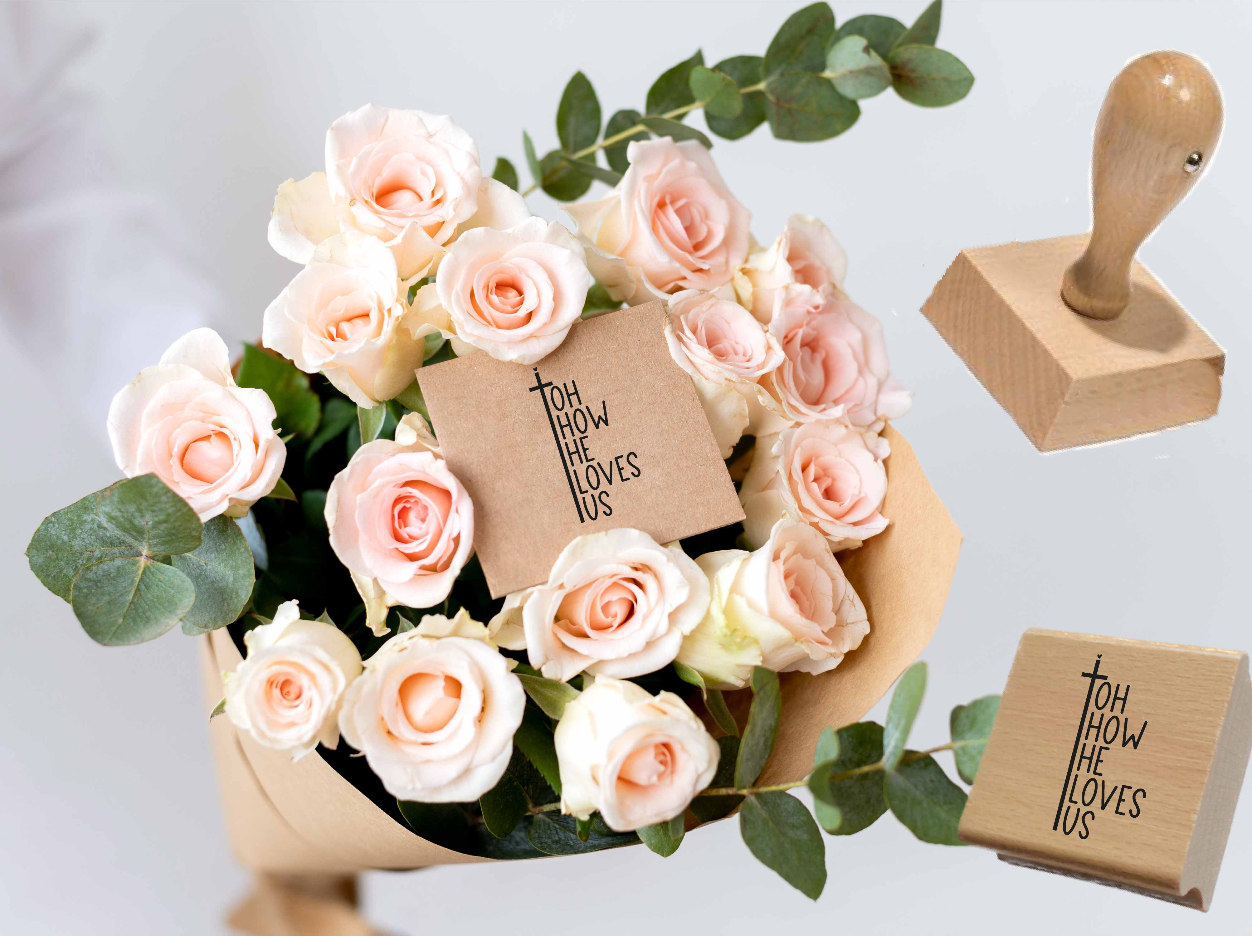 Christlicher Stempel „Oh how He loves us“ – Bibelvers Stempel mit Kreuz & Herz | Glaube & Liebe