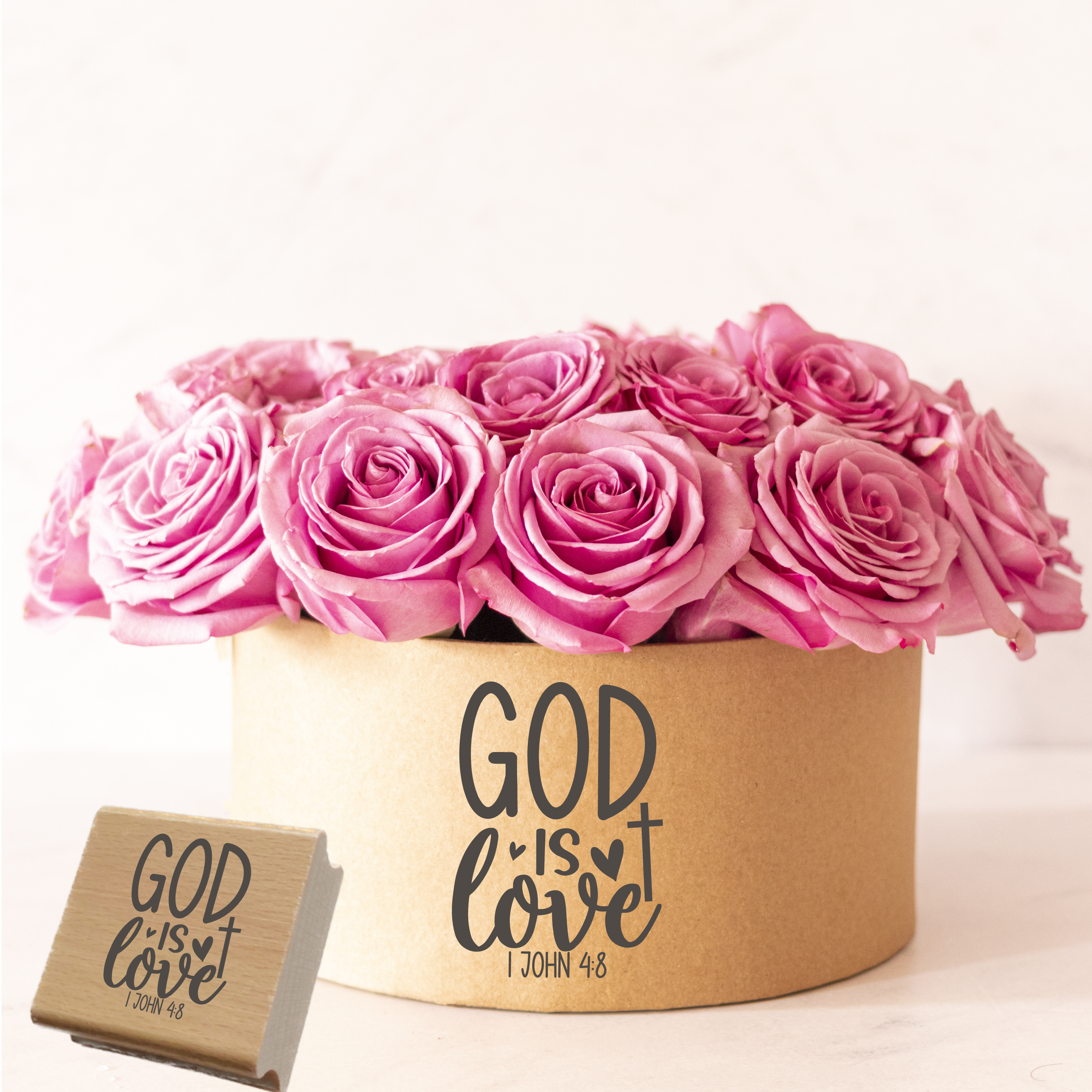 Bibelvers-Stempel "God is Love" 1. John 4:8 | Motivstempel mit Kreuz & Herzen | Holzstempel & Selbstfärber