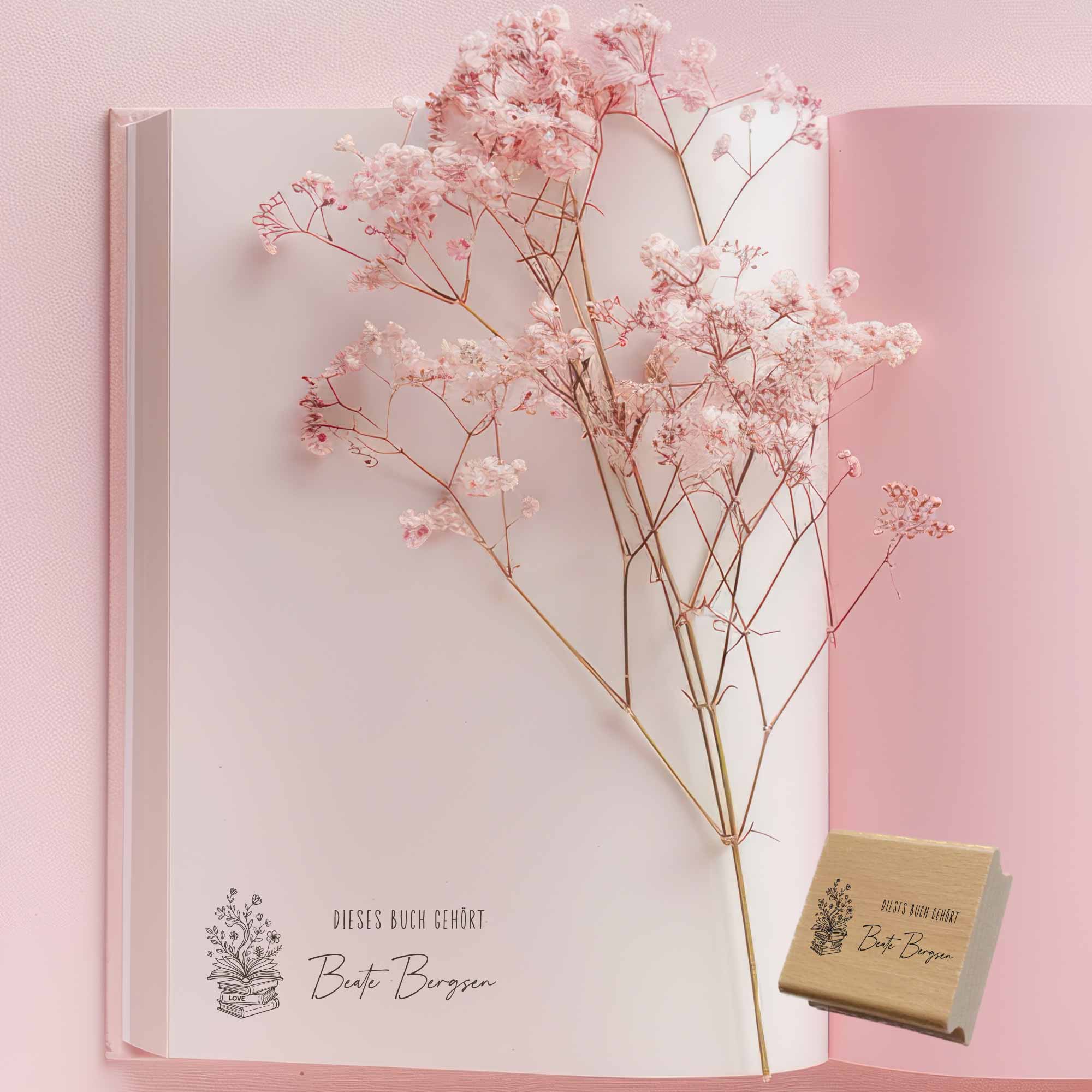 Verspielter Ex Libris Stempel<br> Bücherstapel mit Blumen