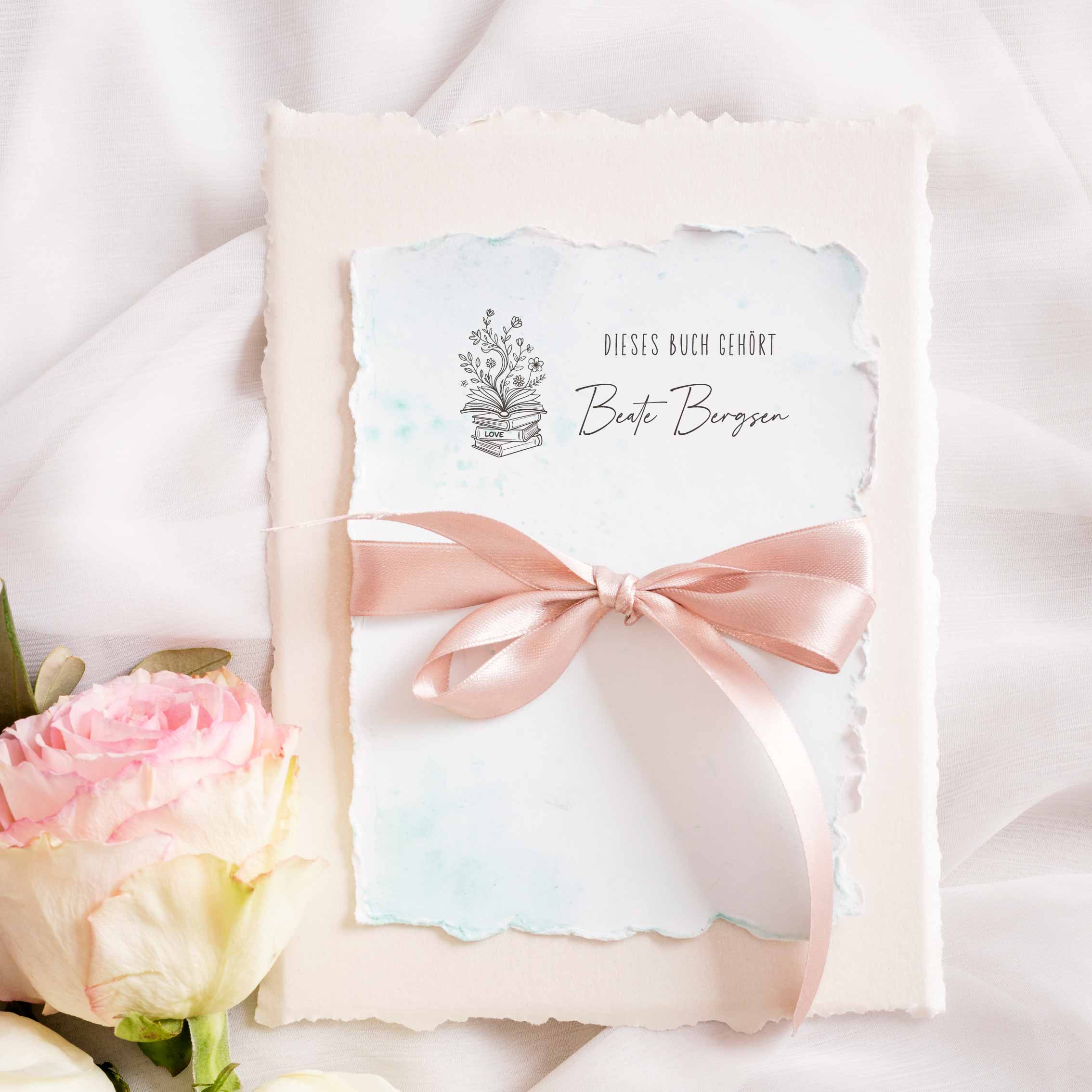 Verspielter Ex Libris Stempel<br> Bücherstapel mit Blumen