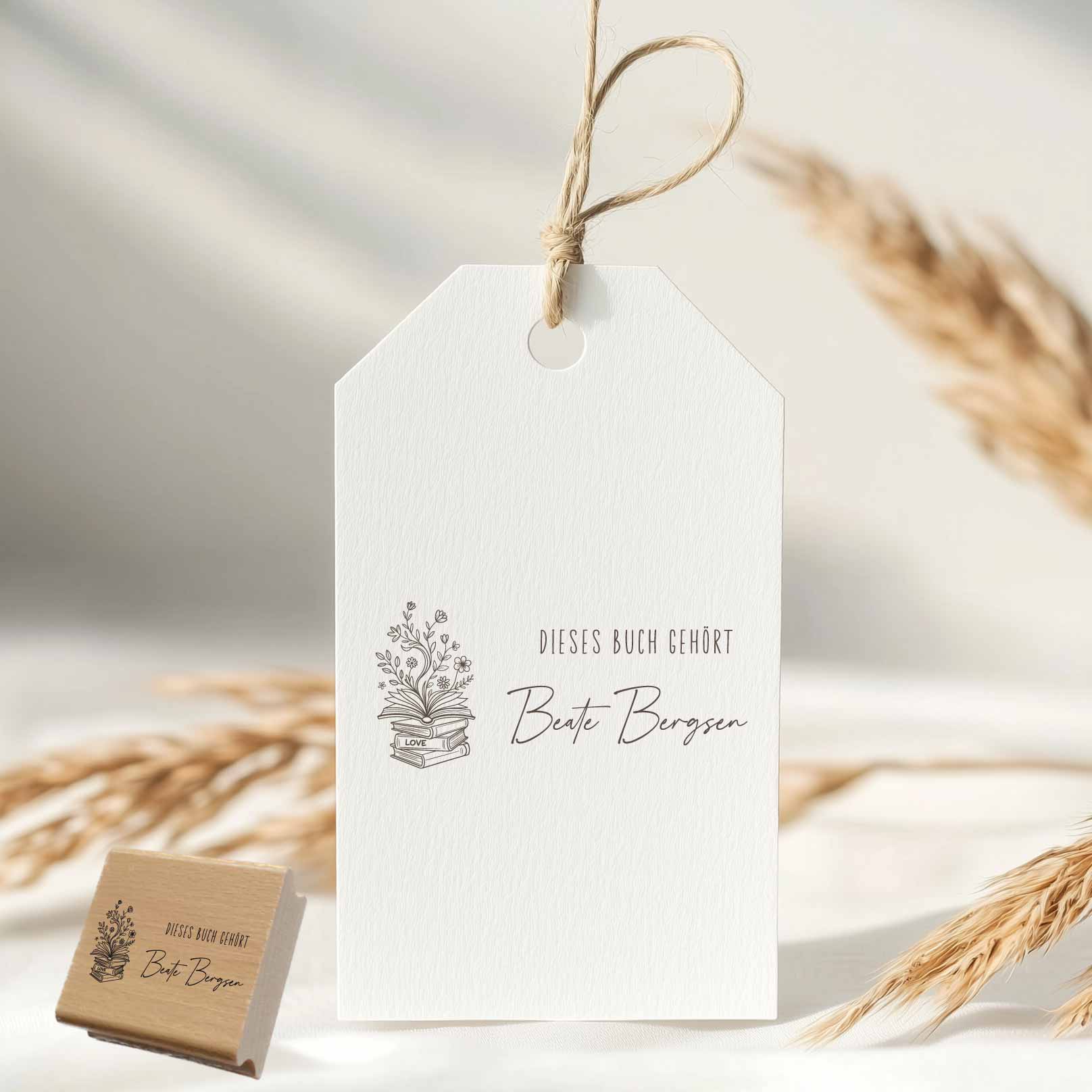 Verspielter Ex Libris Stempel<br> Bücherstapel mit Blumen