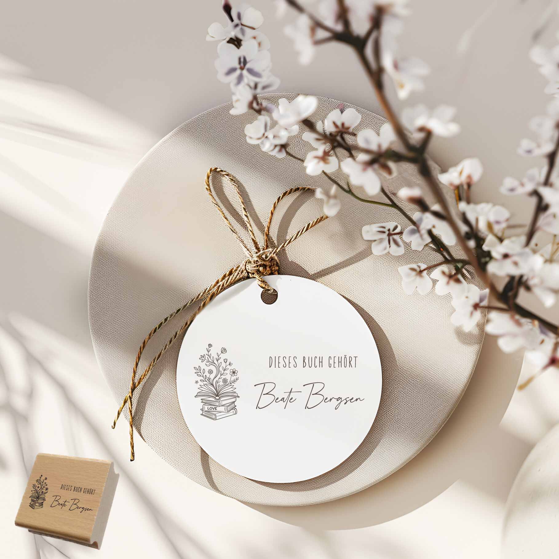 Verspielter Ex Libris Stempel<br> Bücherstapel mit Blumen