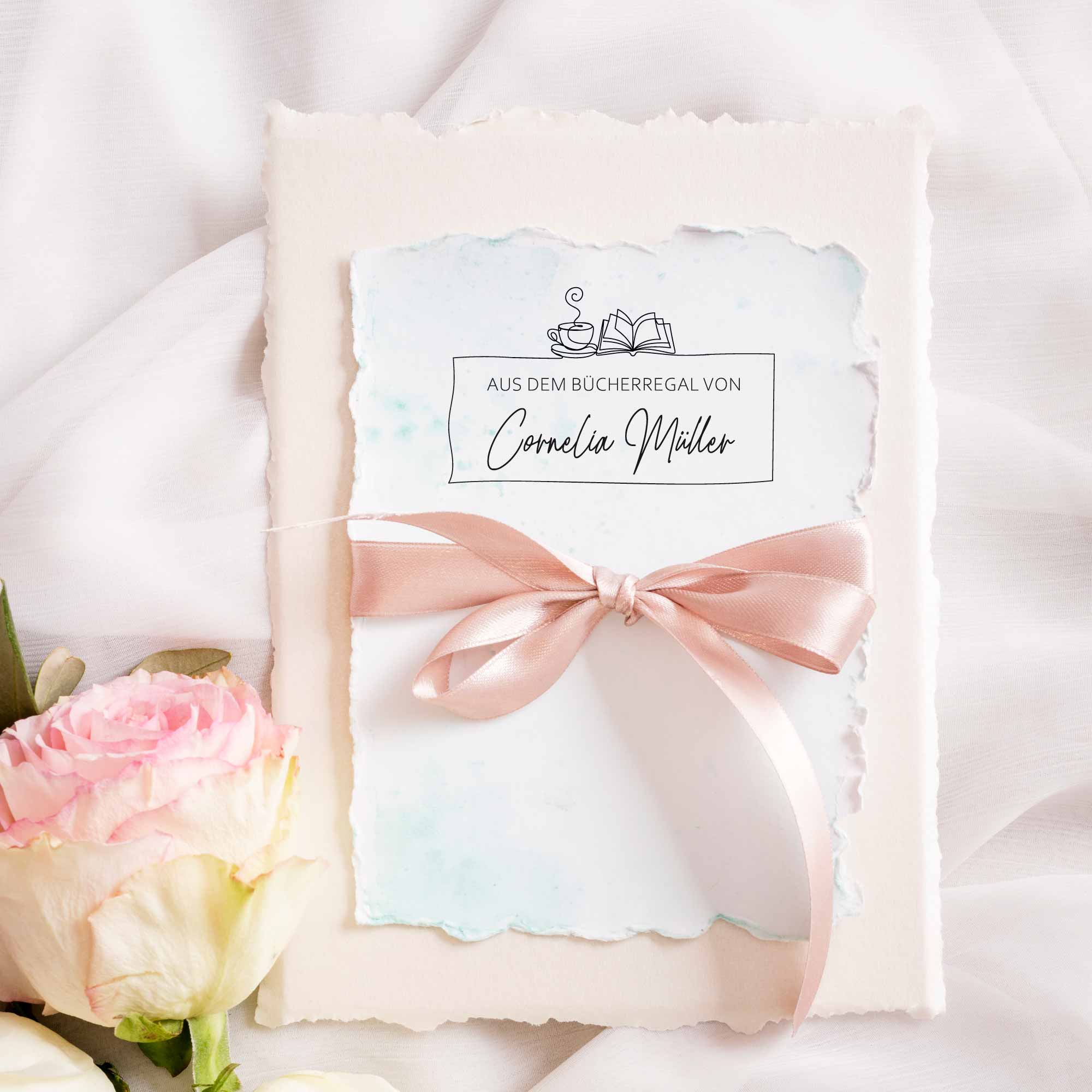 personalisierter Exlibris Stempel <br>Buch & Tasse für Lesegenuss mit Stil