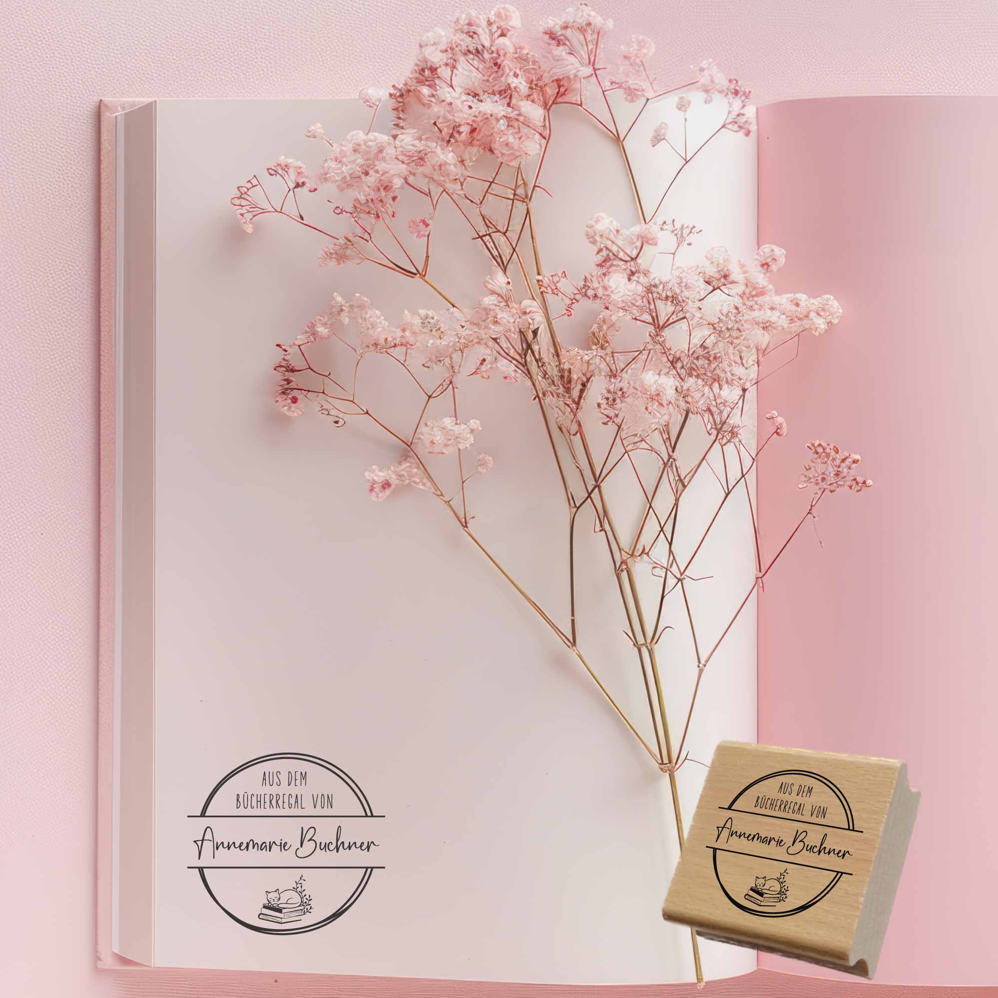 Ex Libris Stempel – schlafende Katze auf Bücherstapel