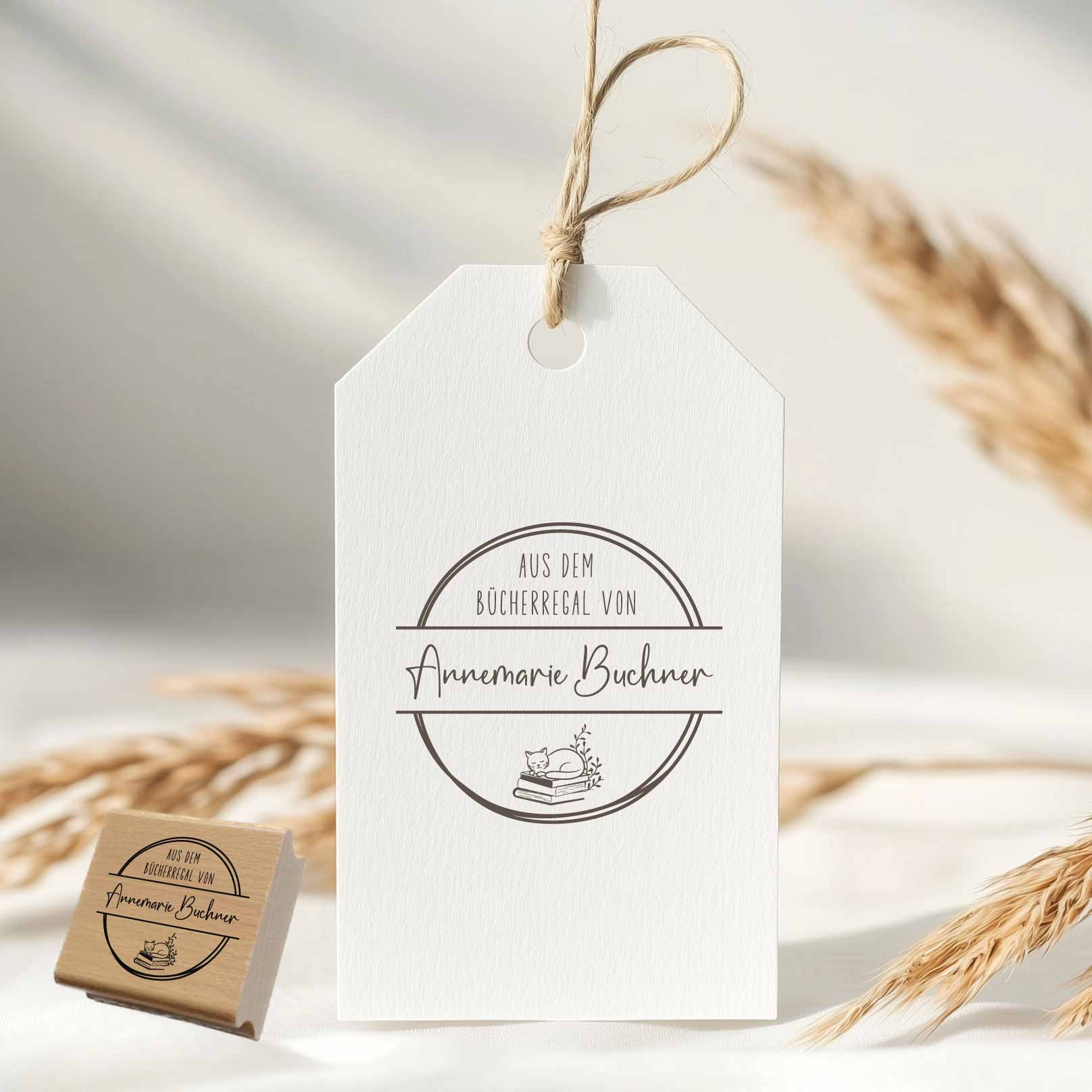 Ex Libris Stempel – schlafende Katze auf Bücherstapel