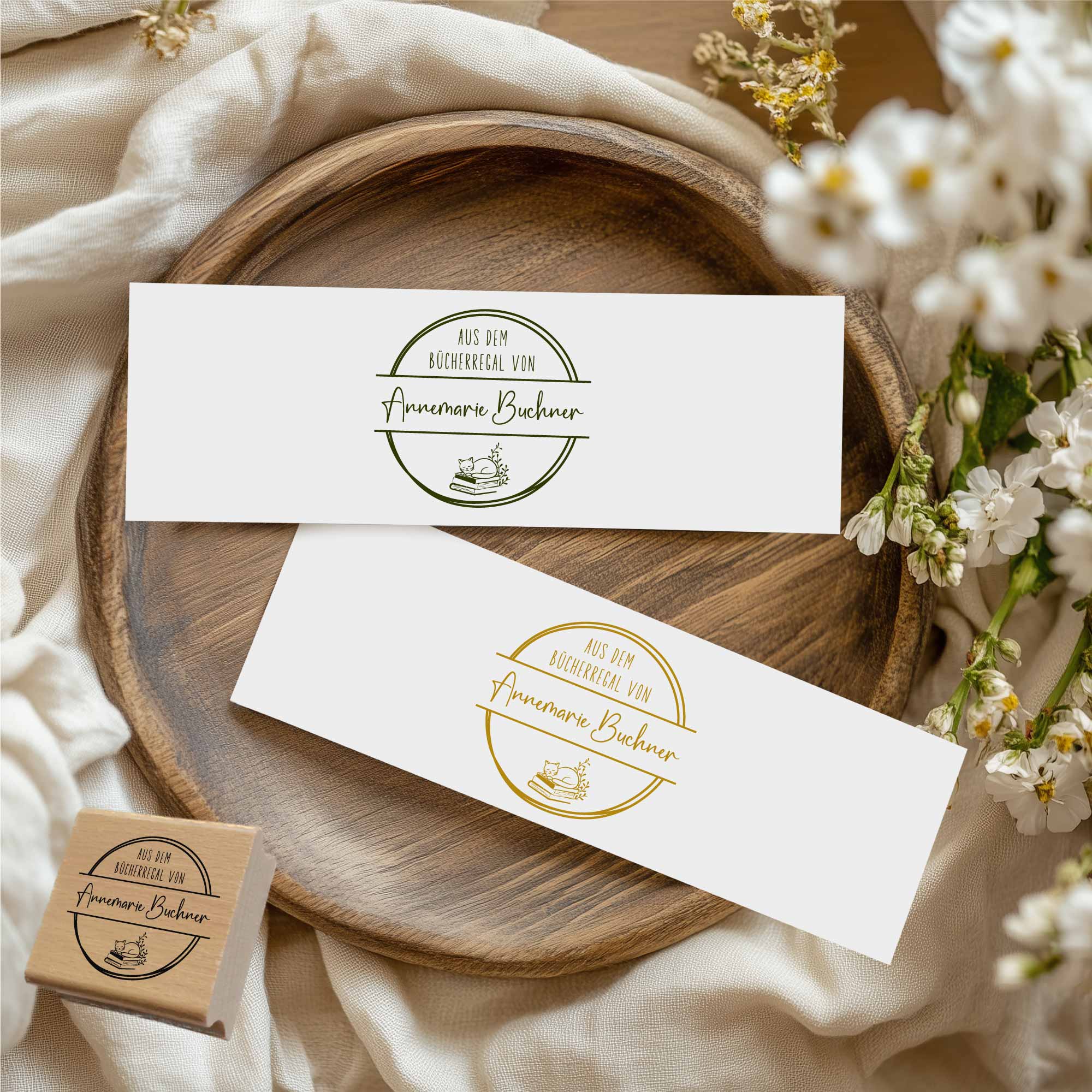 Ex Libris Stempel – schlafende Katze auf Bücherstapel