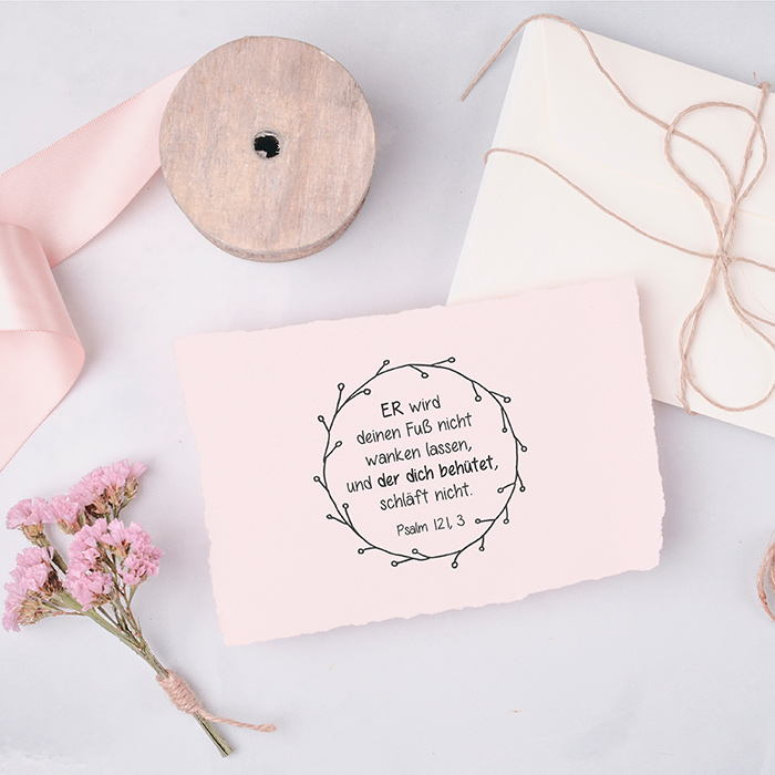 Bibelvers STEMPEL Blätterkranz "Psalm 121, 3 - der dich behütet, schläft nicht" 