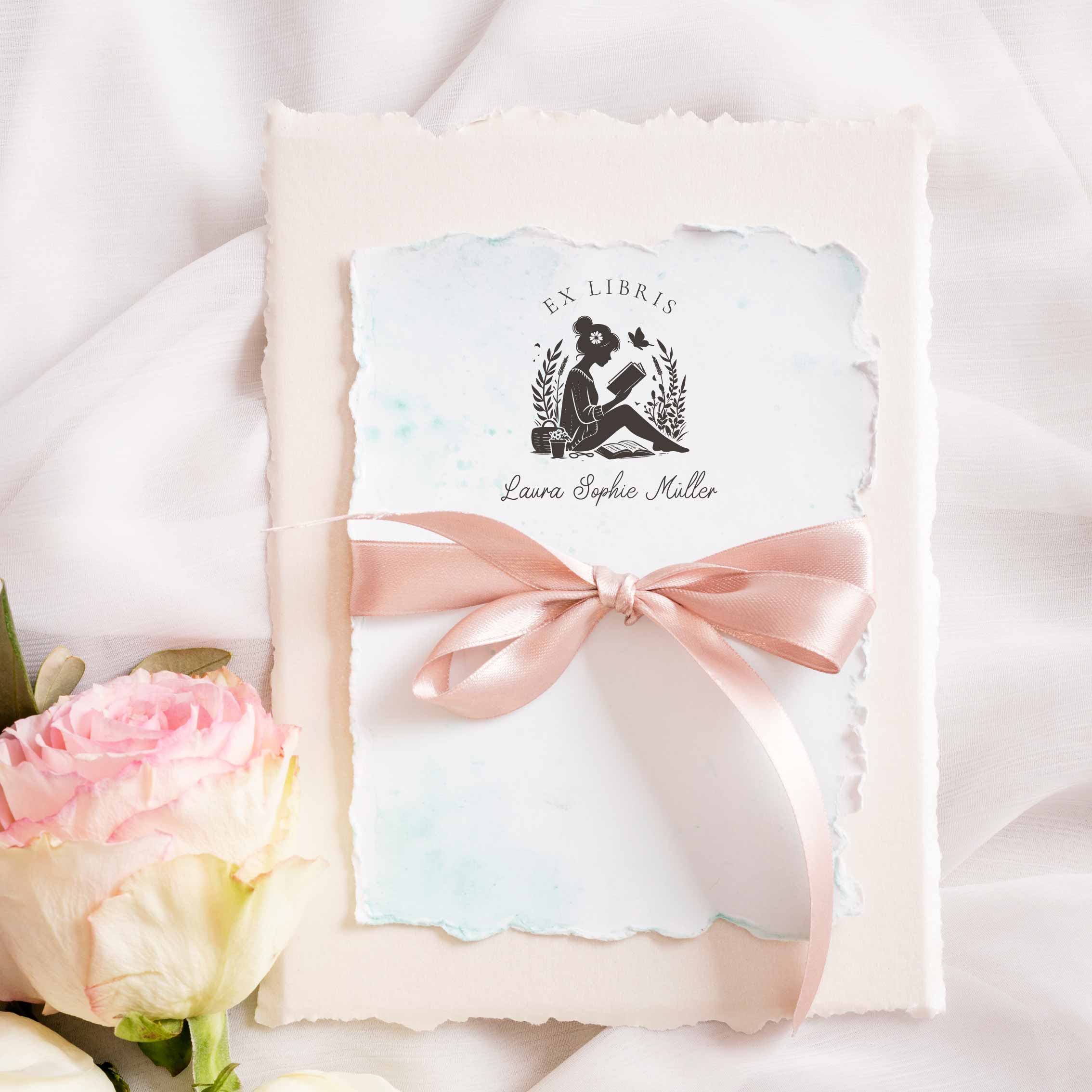 Ex Libris Stempel | lesendes Mädchen mit Schmetterling