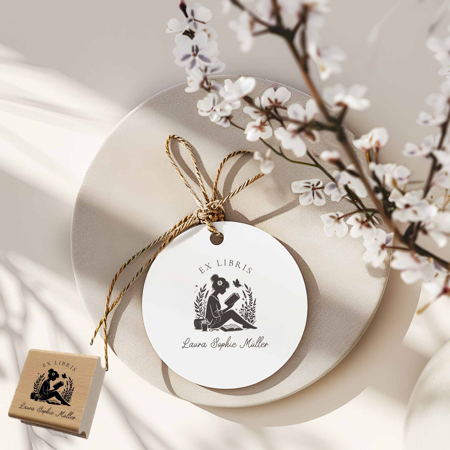 Ex Libris Stempel | lesendes Mädchen mit Schmetterling