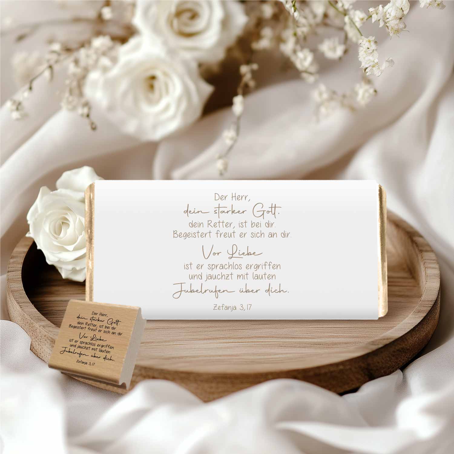 Bibelversstempel - Der Herr, dein starker Gott, dein Retter, ist bei dir. - Zefanja 3,17