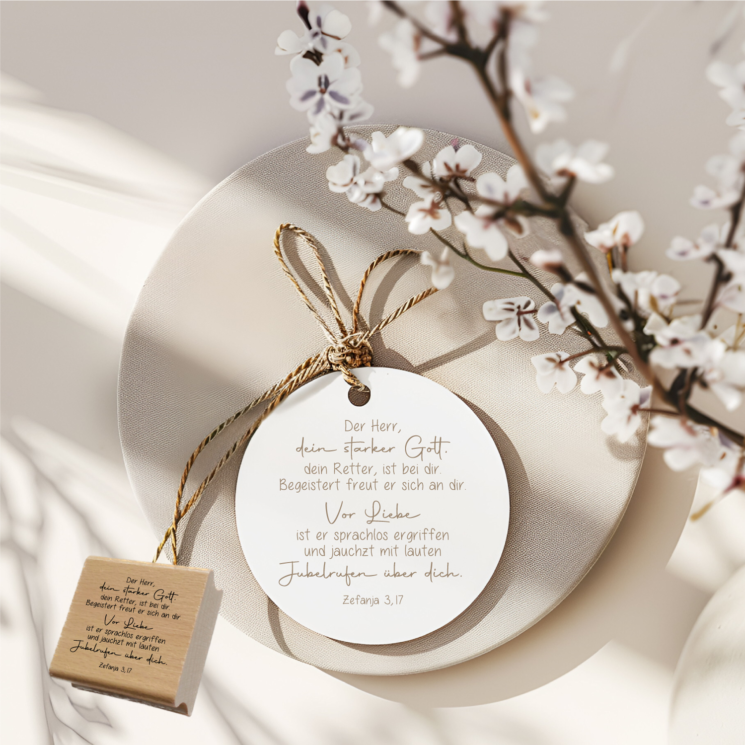 Bibelversstempel - Der Herr, dein starker Gott, dein Retter, ist bei dir. - Zefanja 3,17