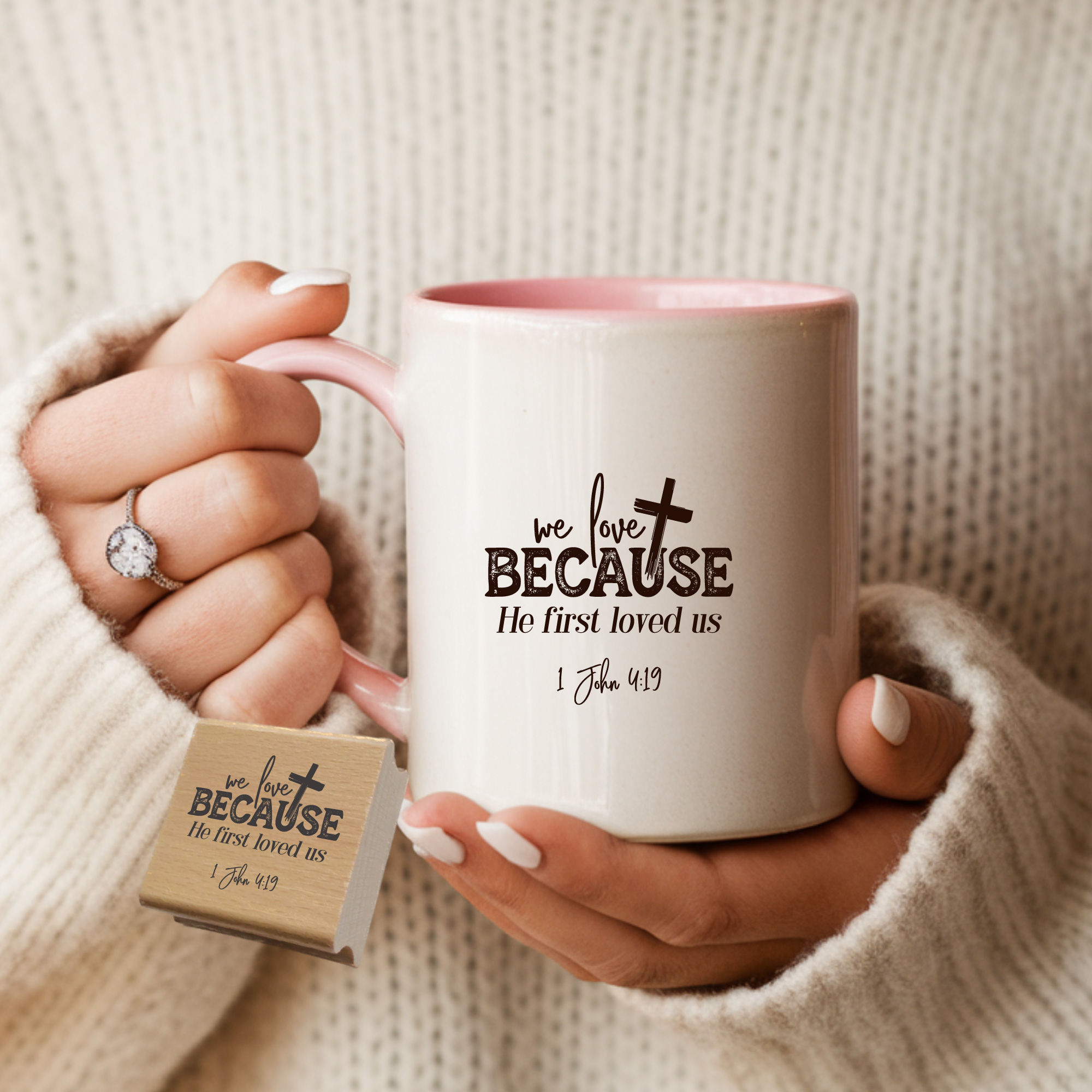 Holzstempel We love because He first loved us – Bibelvers-Stempel 1. Johannes 4,19