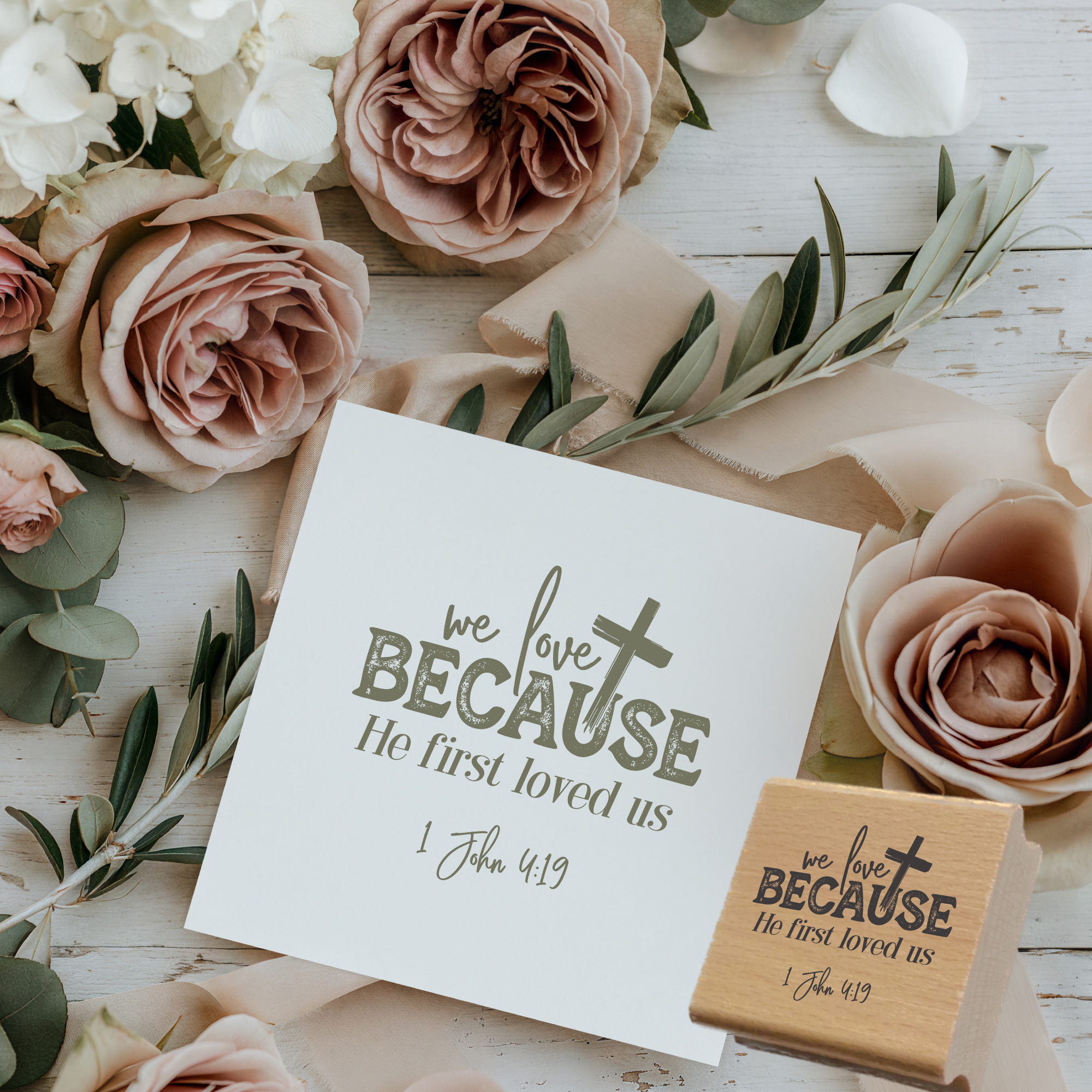 Holzstempel We love because He first loved us – Bibelvers-Stempel 1. Johannes 4,19