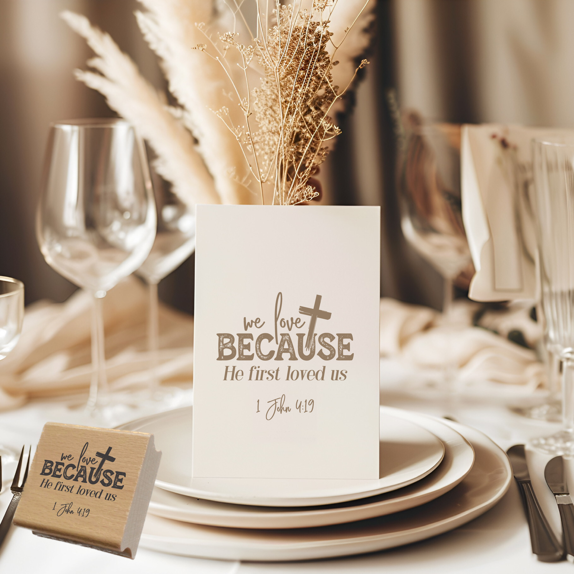 Holzstempel We love because He first loved us – Bibelvers-Stempel 1. Johannes 4,19