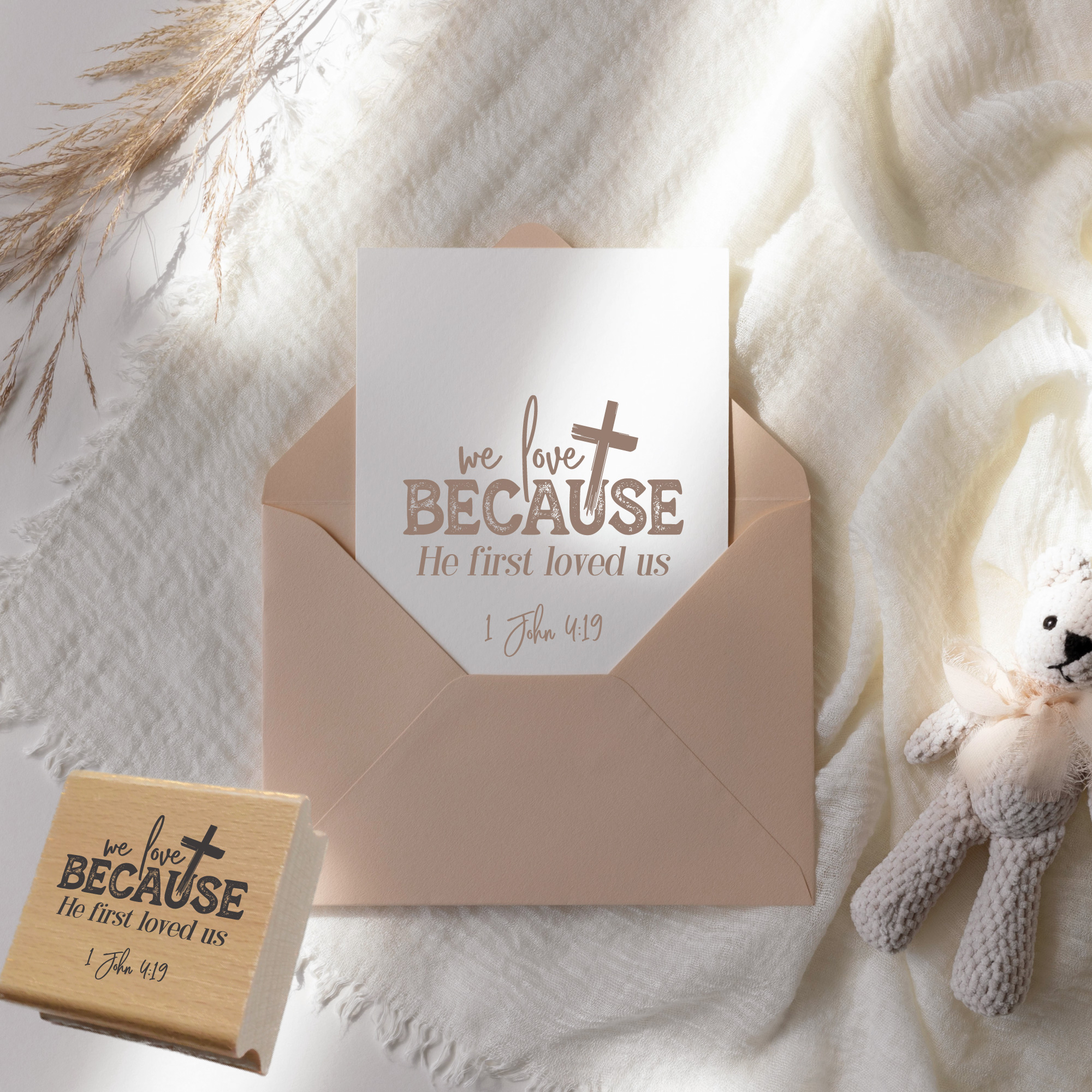 Holzstempel We love because He first loved us – Bibelvers-Stempel 1. Johannes 4,19