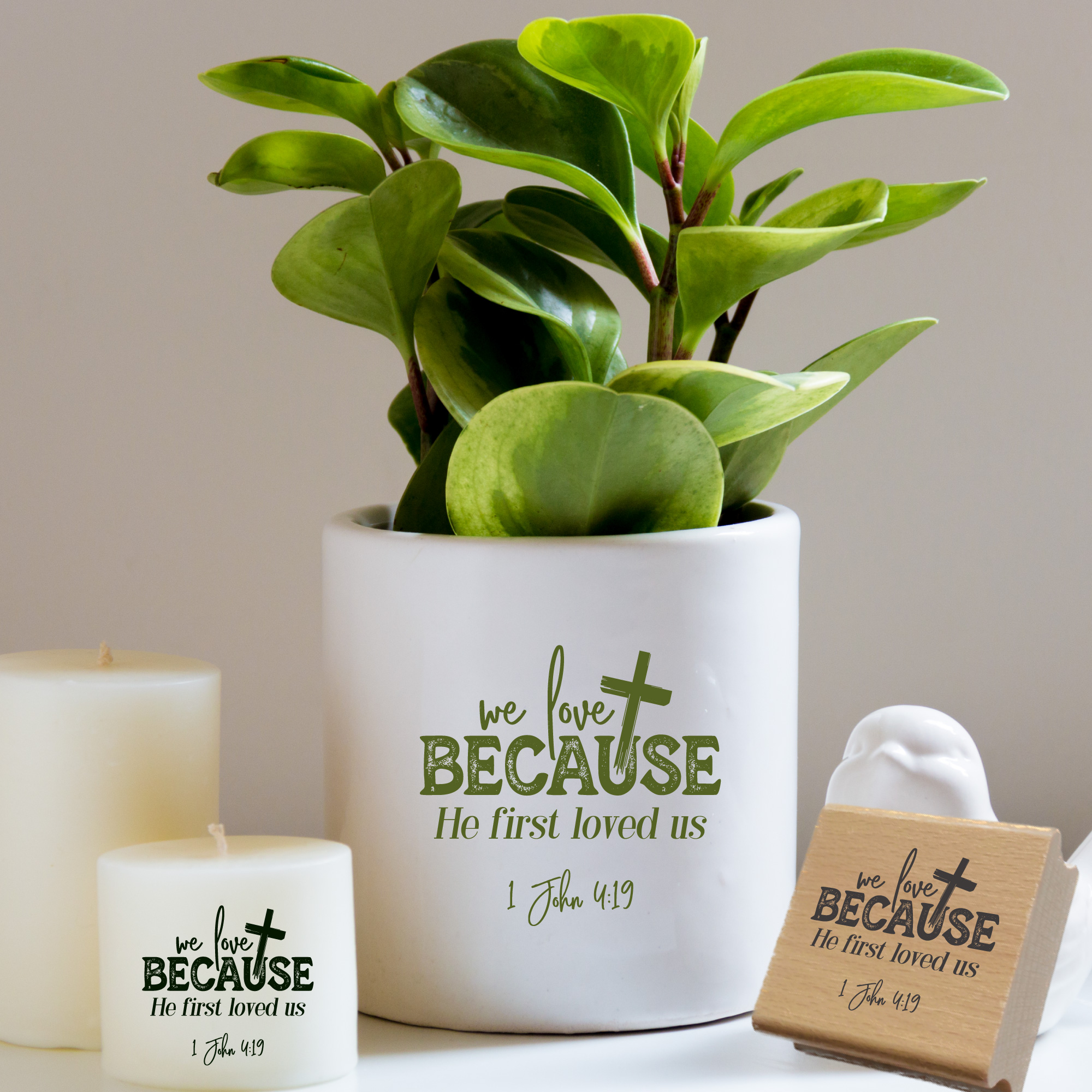 Holzstempel We love because He first loved us – Bibelvers-Stempel 1. Johannes 4,19