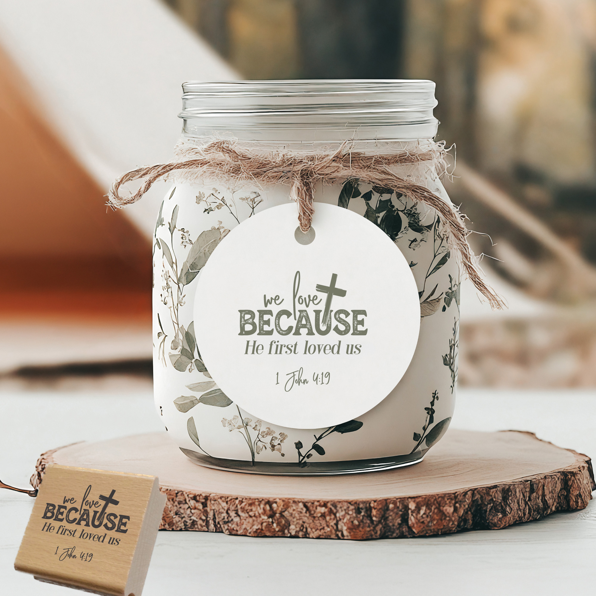 Holzstempel We love because He first loved us – Bibelvers-Stempel 1. Johannes 4,19