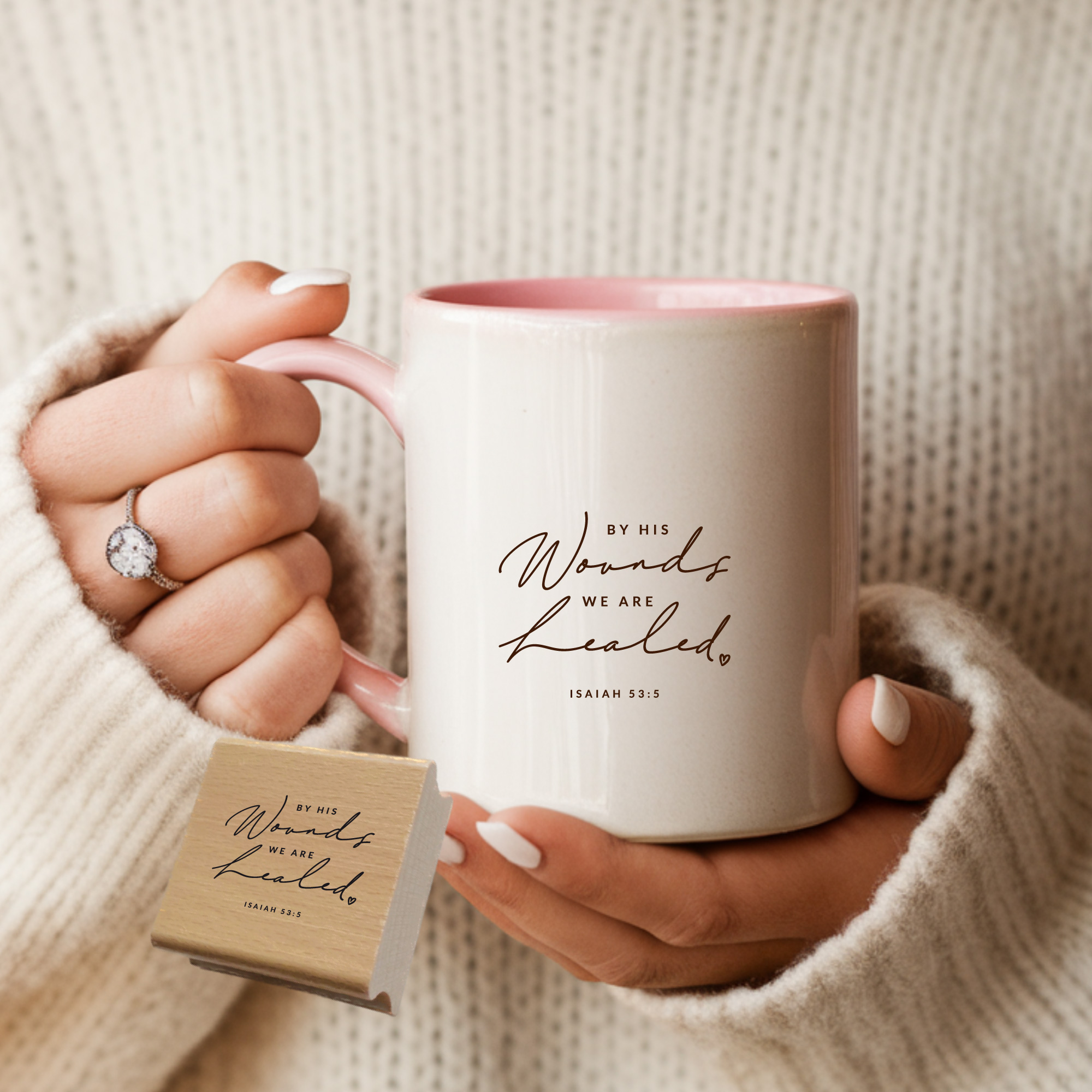 Stempel „By his Wounds we are Healed“ – Jesaja 53:5 Bibelvers mit Herz 
