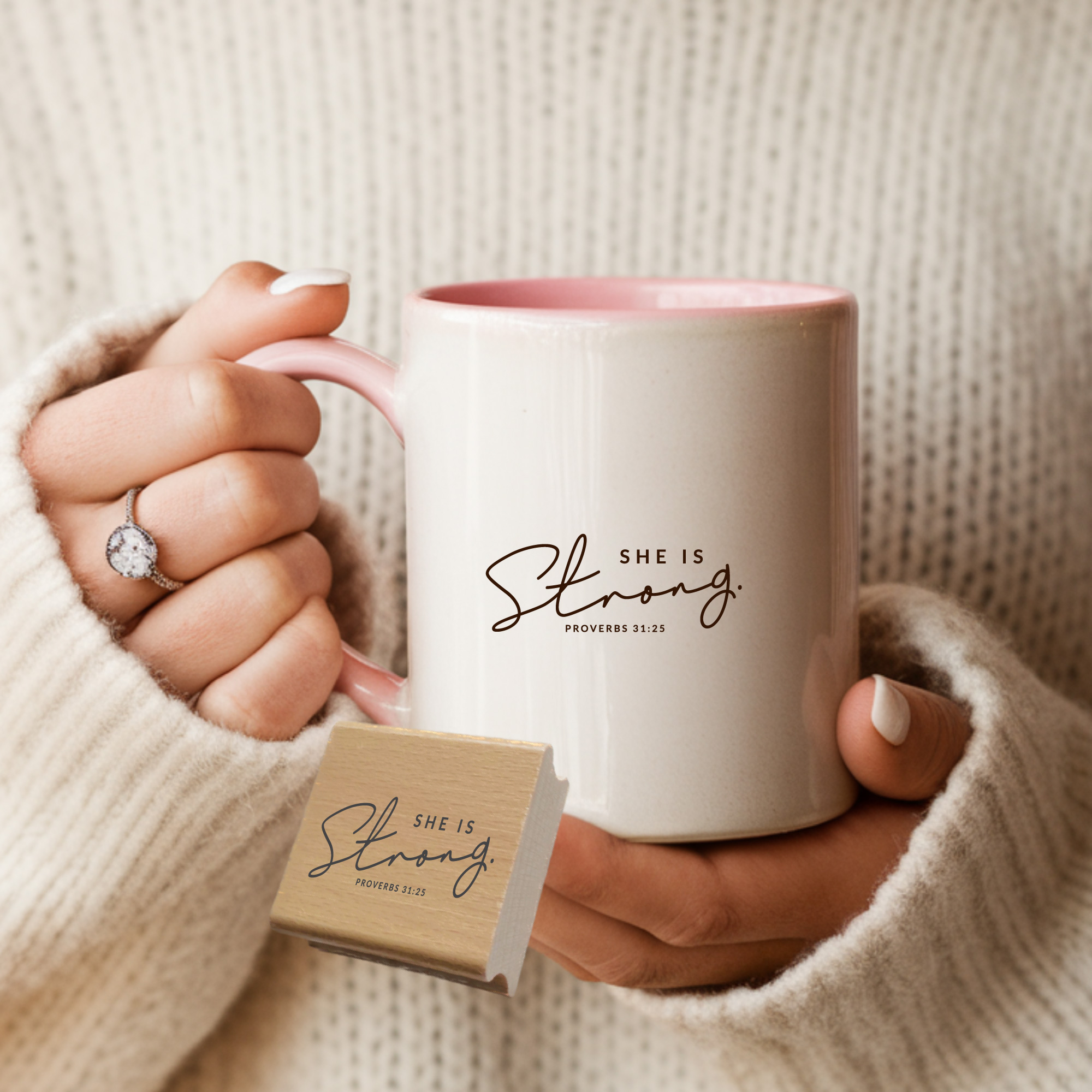 Stempel She is Strong • Sprüche 31:25 Christlicher Freundinnen-Mutmacher