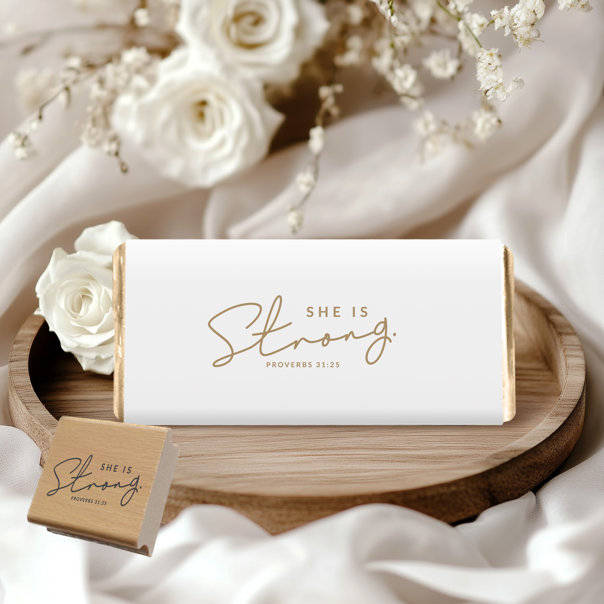 Stempel She is Strong • Sprüche 31:25 Christlicher Freundinnen-Mutmacher
