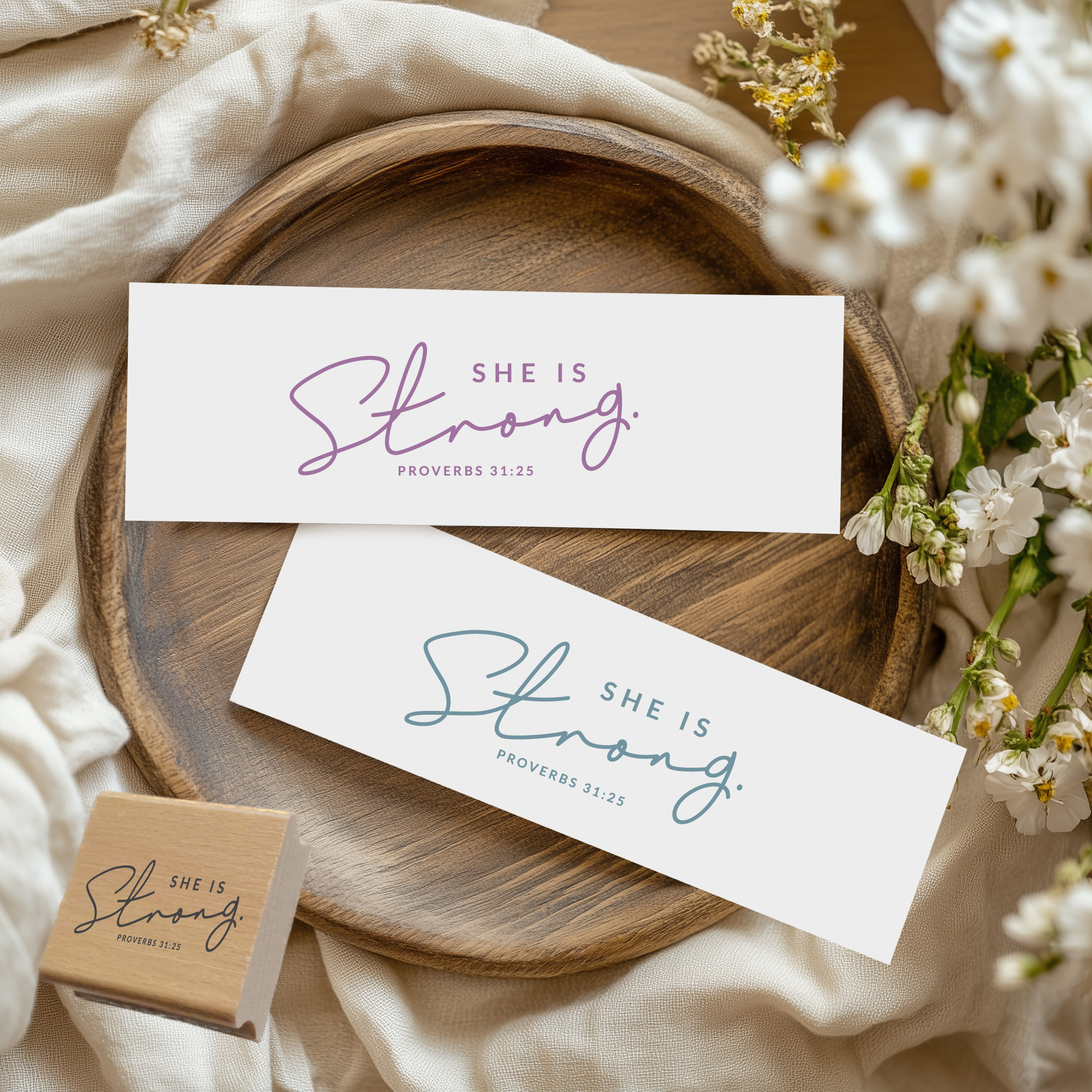 Stempel She is Strong • Sprüche 31:25 Christlicher Freundinnen-Mutmacher