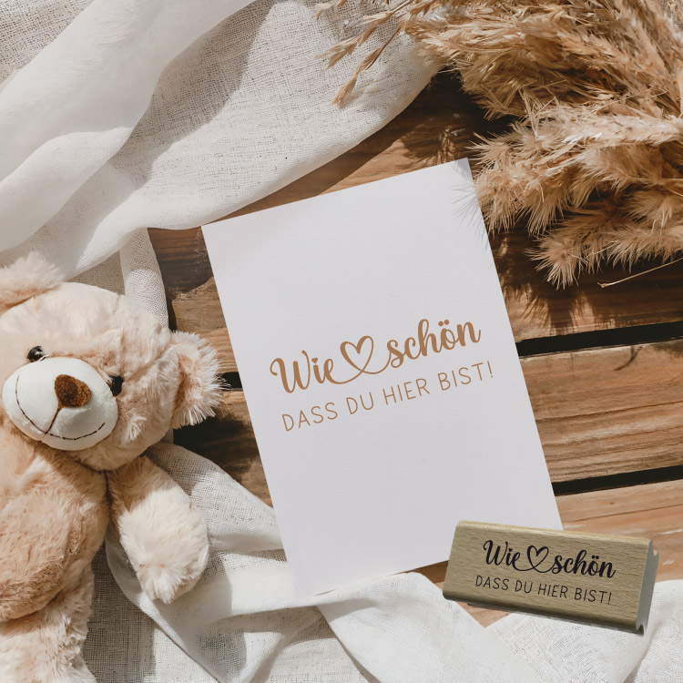 Motivstempel „Wie schön dass du hier bist!“ – Eleganter Holzstempel mit Herz für Hochzeit, Taufe & DIY
