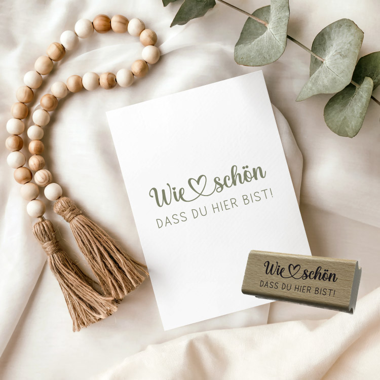 Motivstempel „Wie schön dass du hier bist!“ – Eleganter Holzstempel mit Herz für Hochzeit, Taufe & DIY
