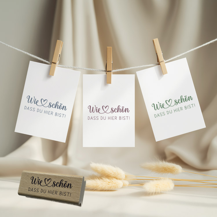 Motivstempel „Wie schön dass du hier bist!“ – Eleganter Holzstempel mit Herz für Hochzeit, Taufe & DIY