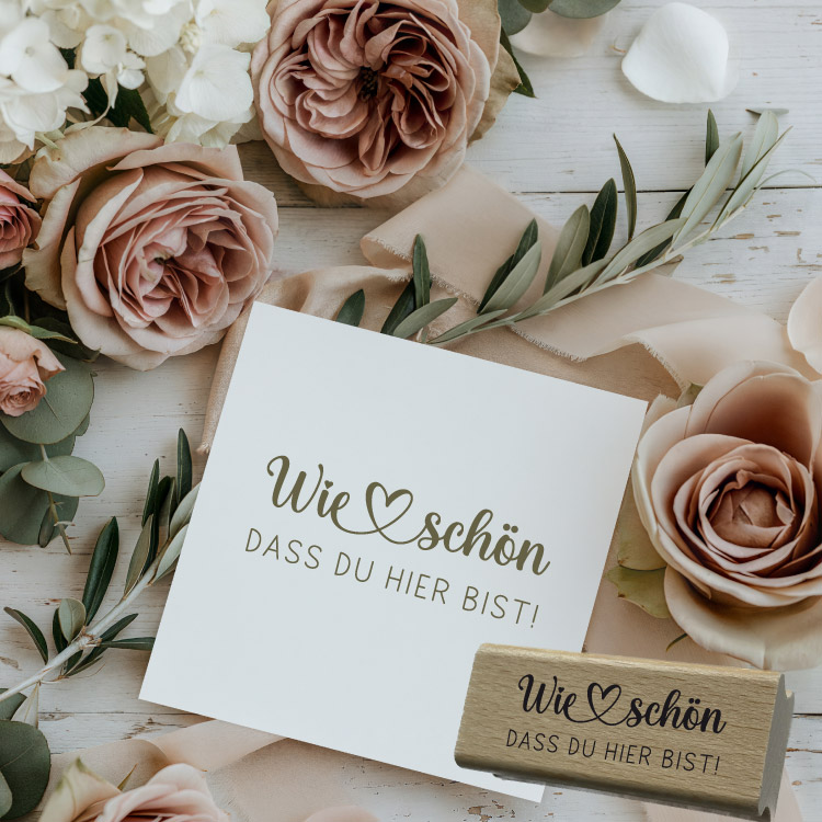 Motivstempel „Wie schön dass du hier bist!“ – Eleganter Holzstempel mit Herz für Hochzeit, Taufe & DIY