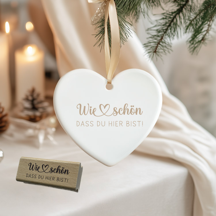 Motivstempel „Wie schön dass du hier bist!“ – Eleganter Holzstempel mit Herz für Hochzeit, Taufe & DIY