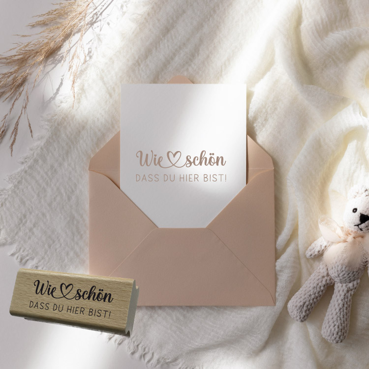 Motivstempel „Wie schön dass du hier bist!“ – Eleganter Holzstempel mit Herz für Hochzeit, Taufe & DIY