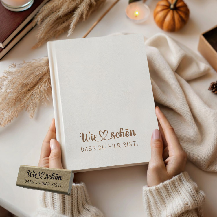 Motivstempel „Wie schön dass du hier bist!“ – Eleganter Holzstempel mit Herz für Hochzeit, Taufe & DIY