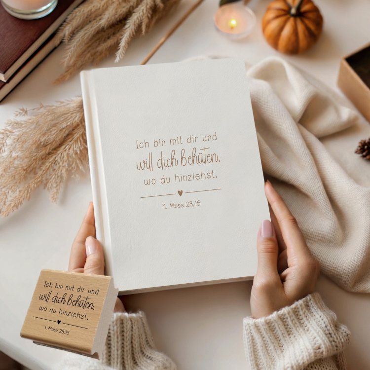 Bibelvers Stempel "Ich bin mit dir und will dich behüten, wo du hinziehst." 1. Mose 28,15 | Geschenk zum Umzug 