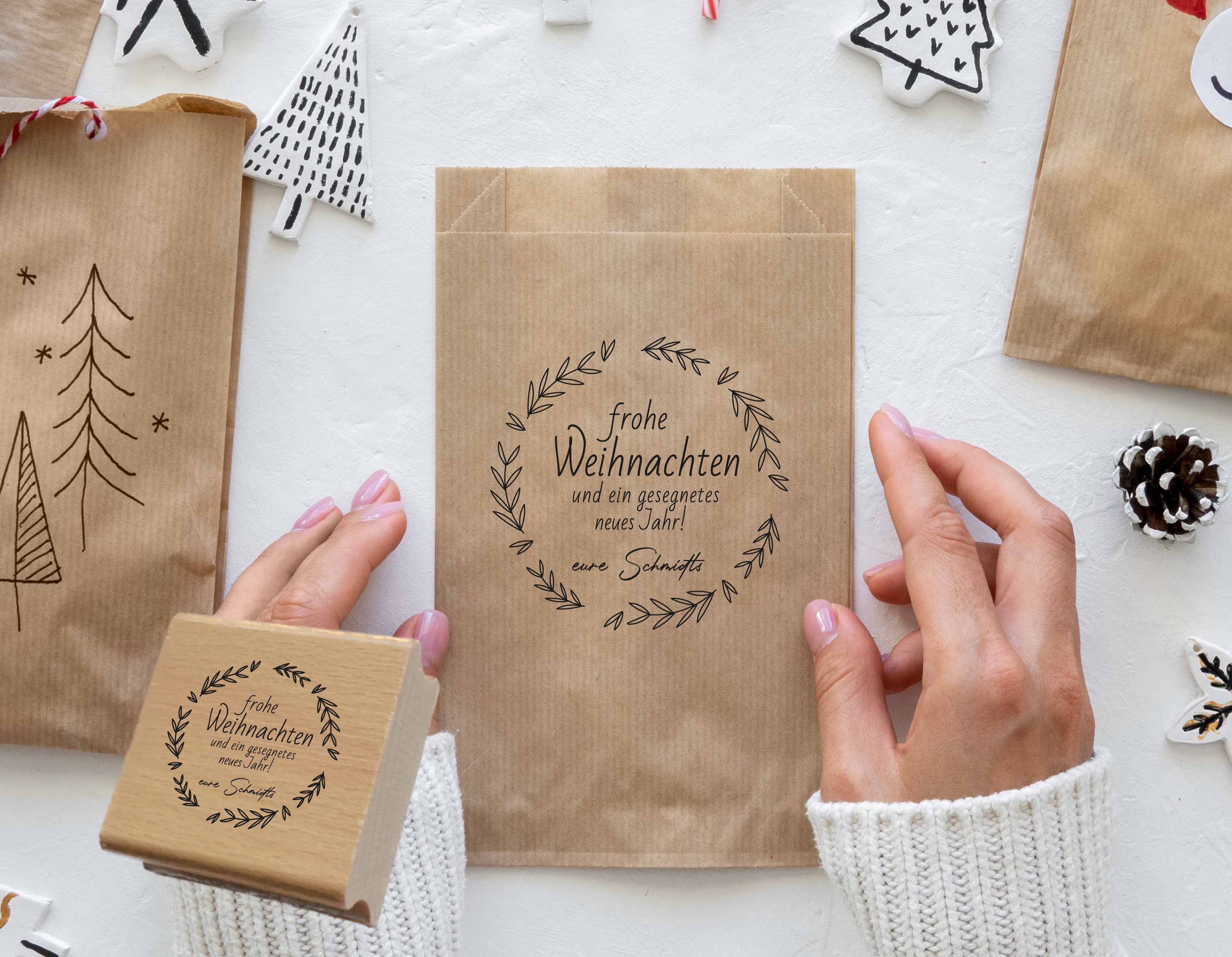 Dein Weihnachtsstempel mit Blätterkranz & Name | 4 - 10 cm "Schmidt"