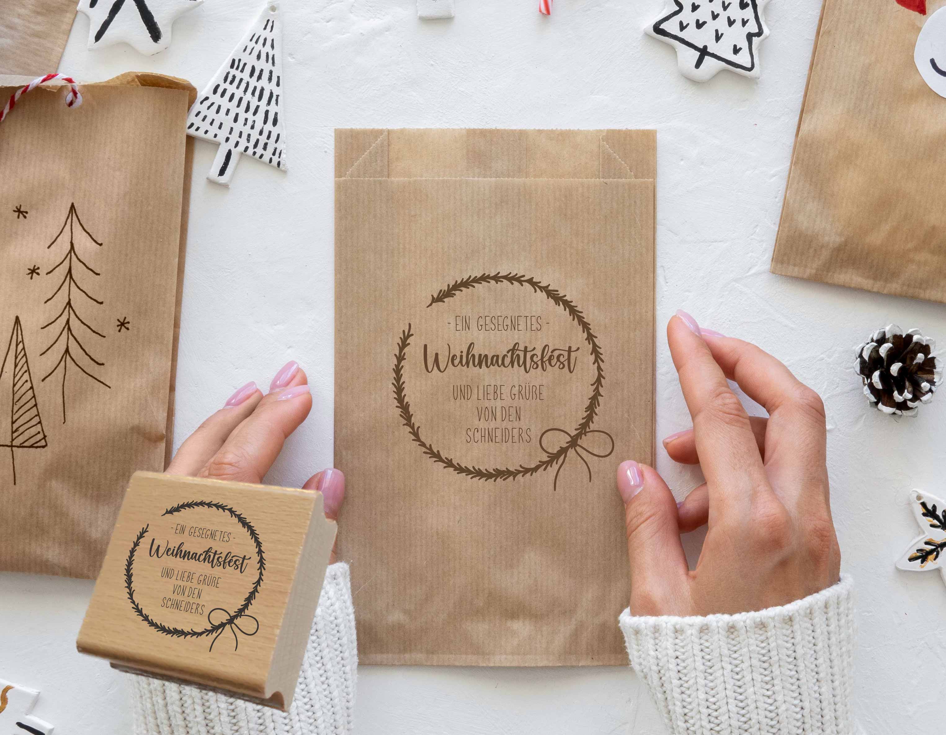 Personalisierter Weihnachtsstempel mit Schleifchen-Zweigkranz | 4 - 10 cm "Schneider"