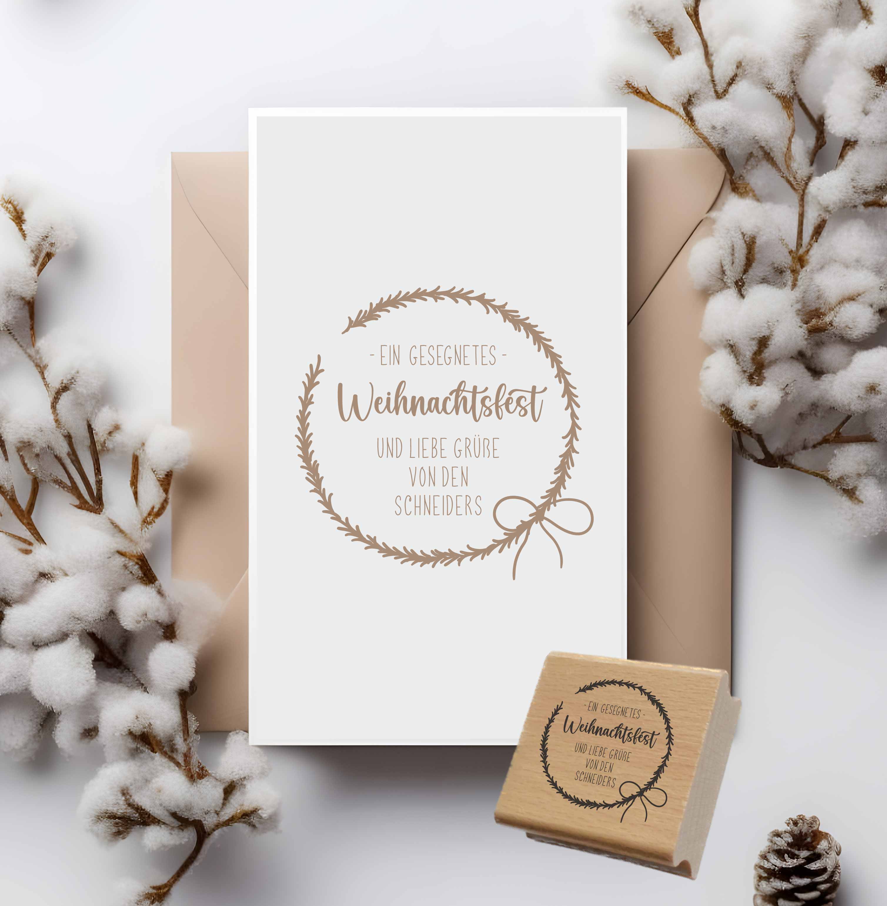 Personalisierter Weihnachtsstempel mit Schleifchen-Zweigkranz | 4 - 10 cm "Schneider"