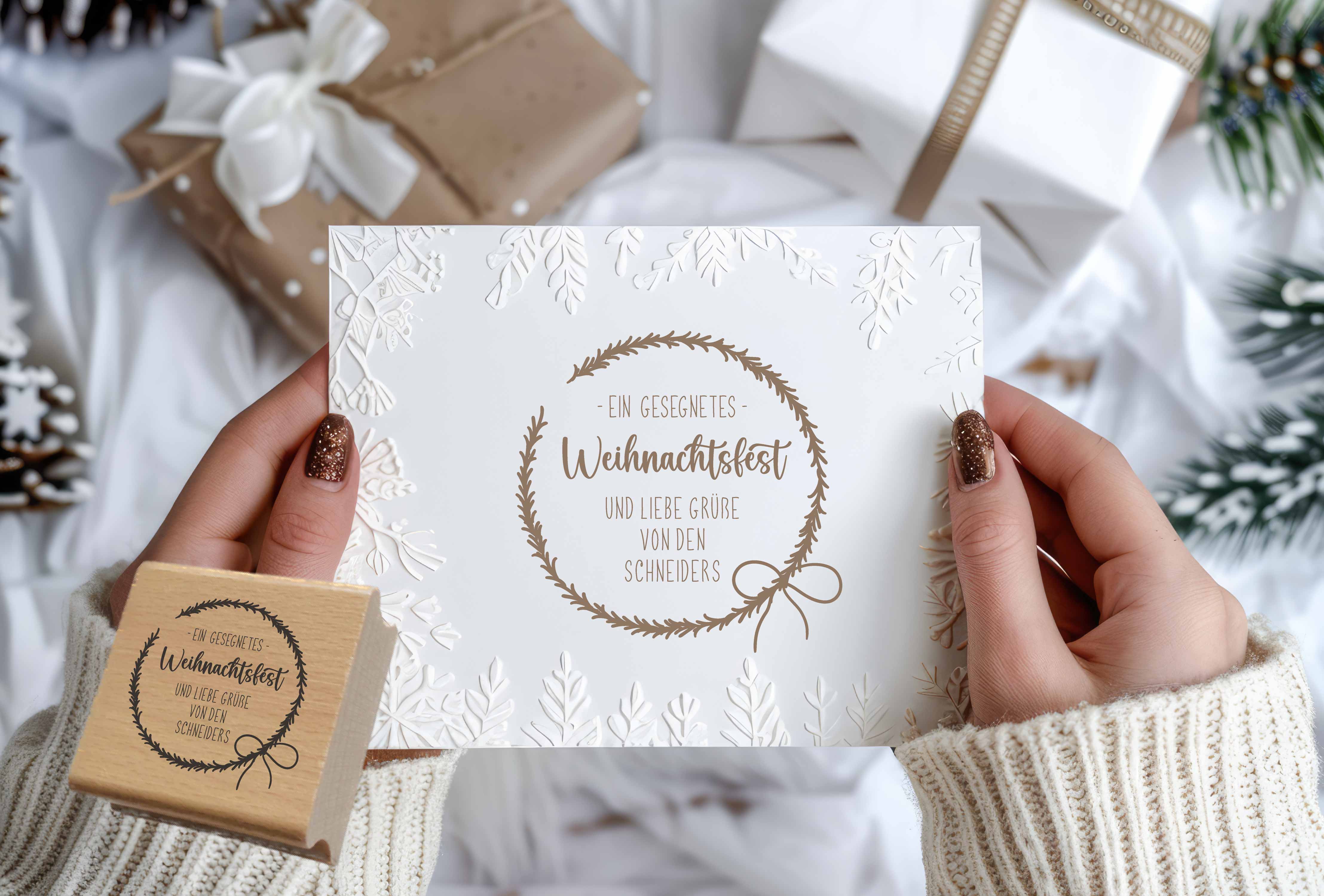 Personalisierter Weihnachtsstempel mit Schleifchen-Zweigkranz | 4 - 10 cm "Schneider"