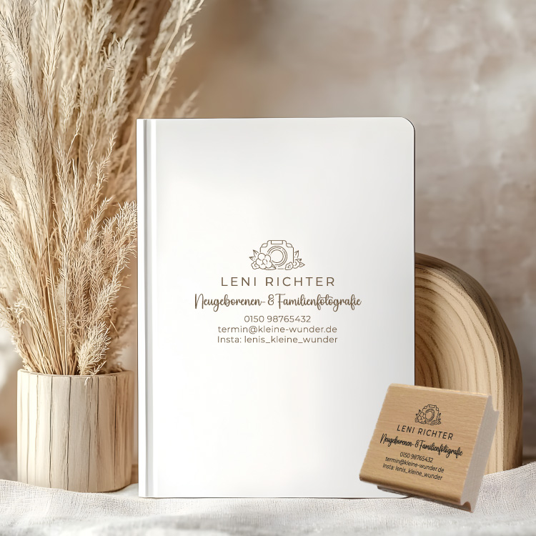 Personalisierter Fotografen Stempel mit floralem Logo "Leni"