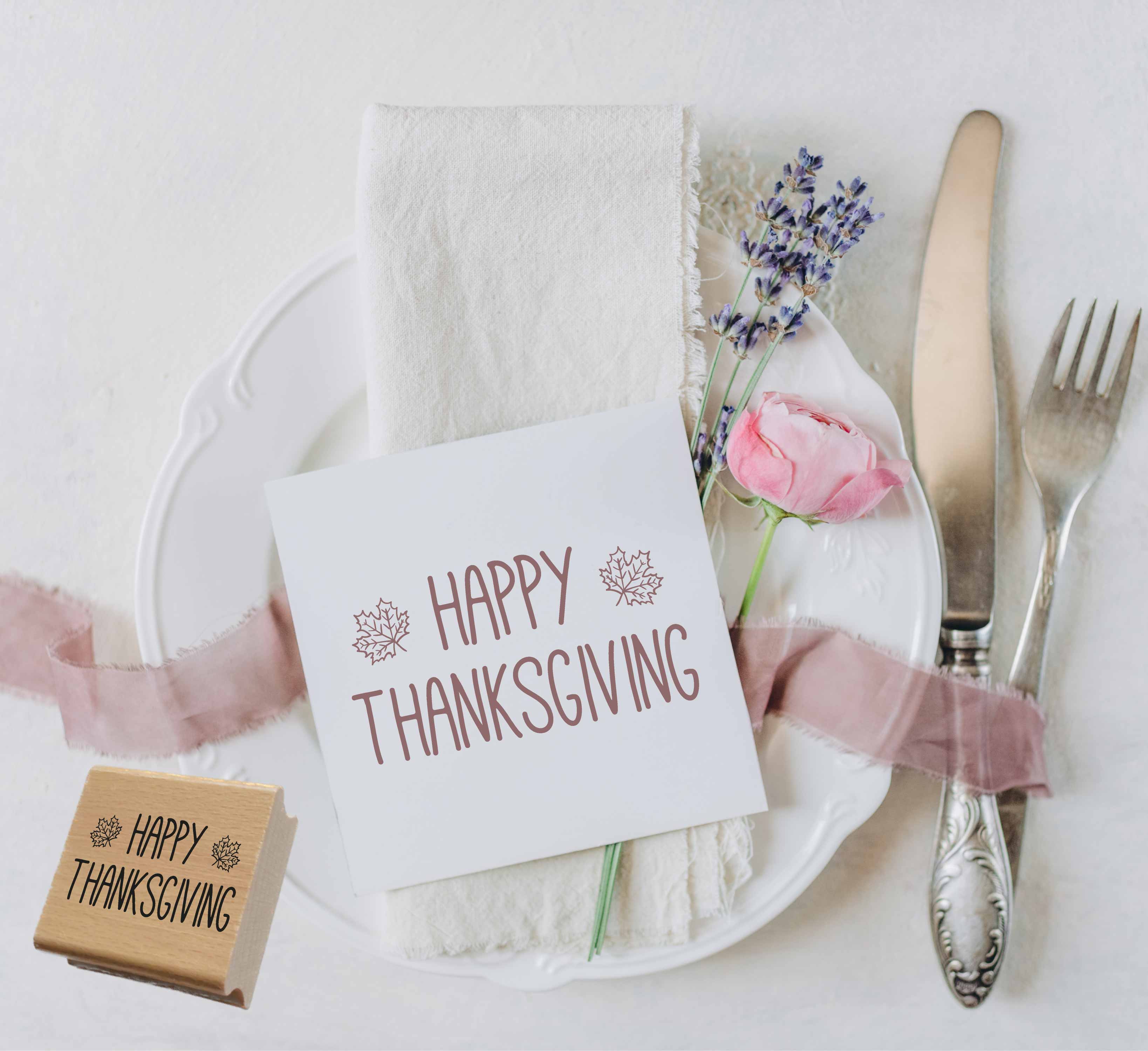 Happy Thanksgiving Stempel mit Ahornblättern | 4–10 cm